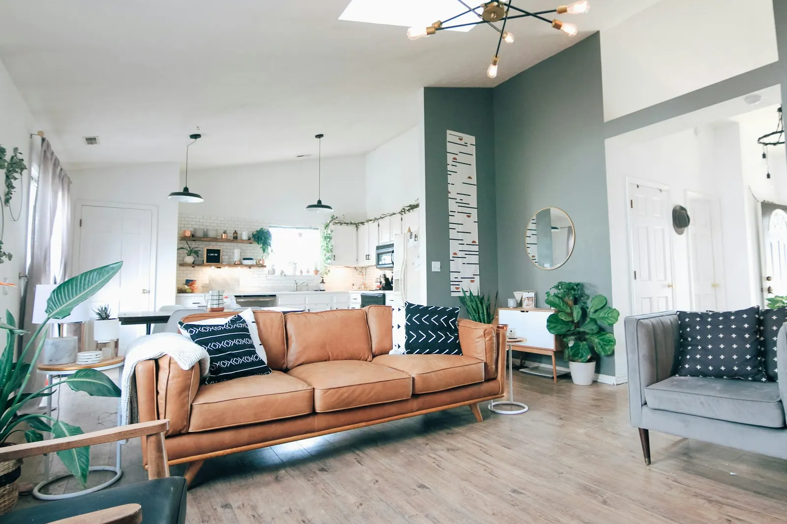 Salon clair d’un appartement géré, gestion locative au mois